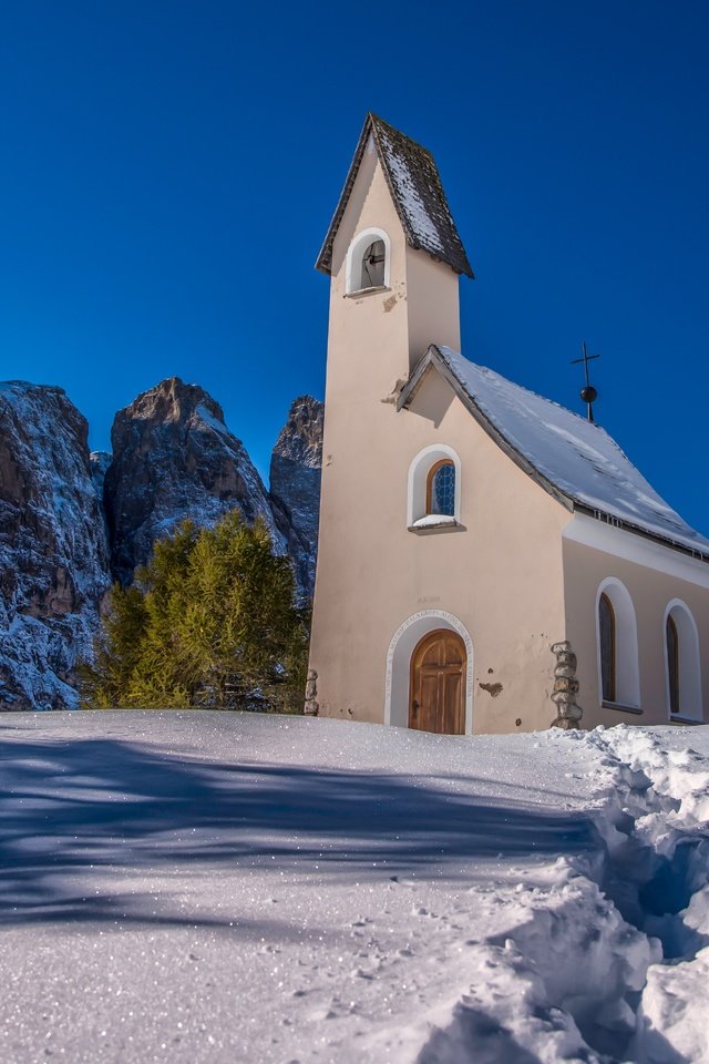 Обои горы, снег, италия, часовня, сугробы, южный тироль, dolomites, mountains, snow, italy, chapel, the snow, south tyrol разрешение 7360x3972 Загрузить