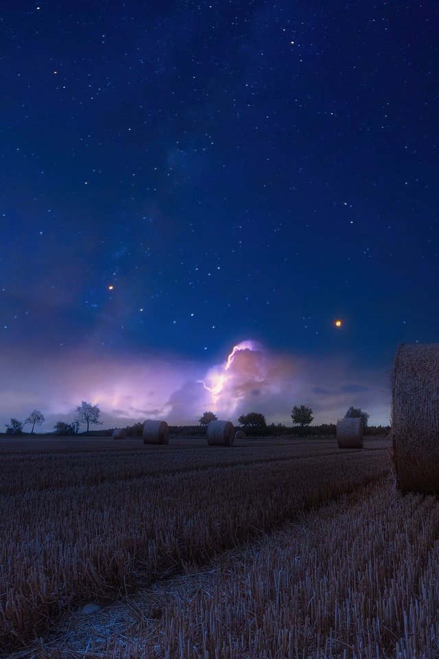 Обои ночь, звезды, поле, сено, солома, тюки, night, stars, field, hay, straw, bales разрешение 3840x2160 Загрузить