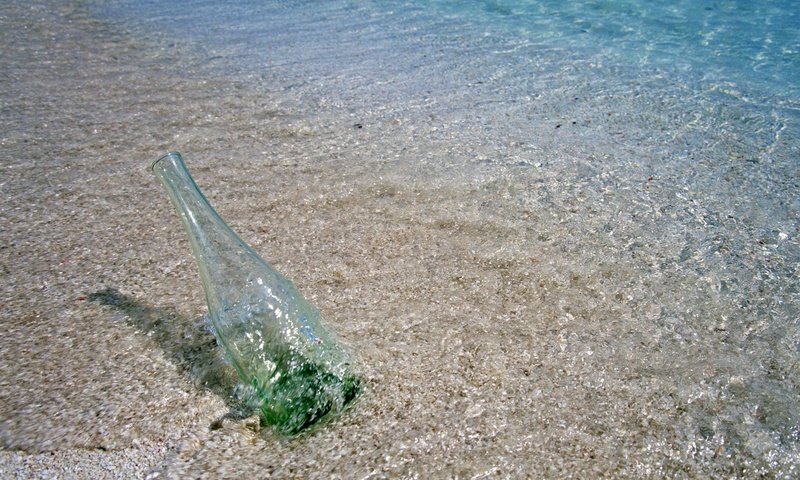 Обои берег, песок, джин, волна, прибой, послание, бутылка, shore, sand, gin, wave, surf, message, bottle разрешение 1920x1200 Загрузить