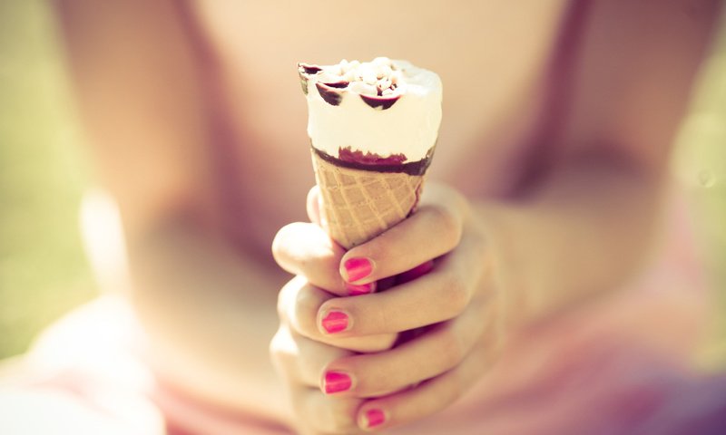 Обои девушка, мороженое, сладости, руки, рожок, girl, ice cream, sweets, hands, horn разрешение 2560x1600 Загрузить