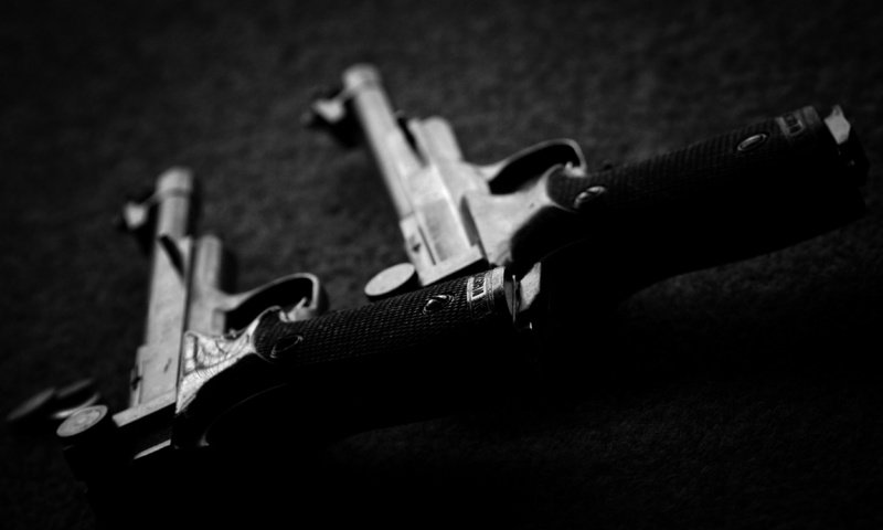 Обои оружие, пистолеты, черно белое фото, weapons, guns, black and white photo разрешение 3648x2736 Загрузить