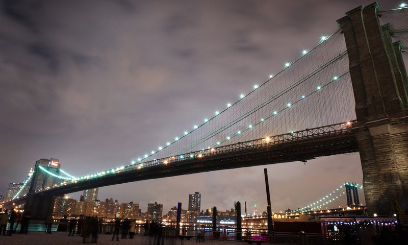 Обои огни, люди, мост, нью-йорк, lights, people, bridge, new york разрешение 2560x1600 Загрузить