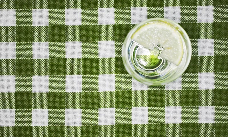 Обои вода, макро, лимон, стакан, скатерть, water, macro, lemon, glass, tablecloth разрешение 1920x1200 Загрузить