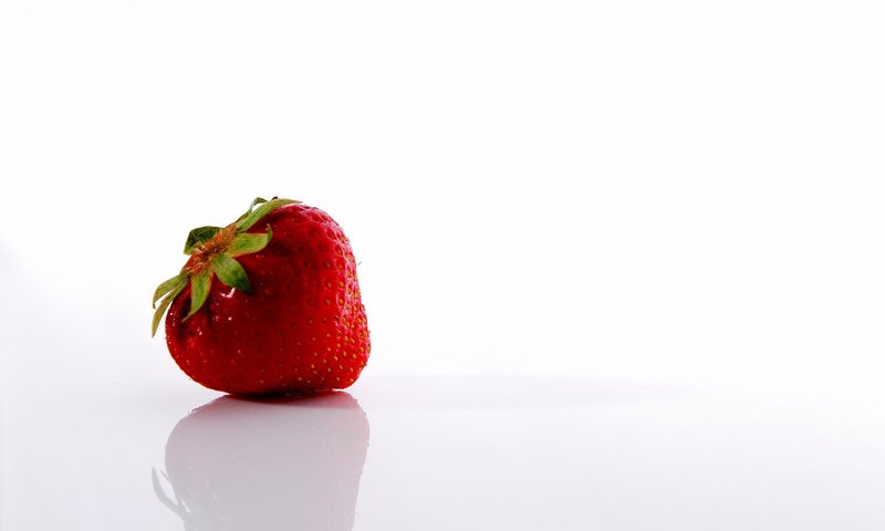 Обои клубника, белое, красное, strawberry, white, red разрешение 2560x1600 Загрузить