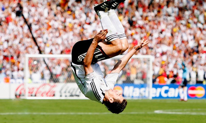 Обои футбол, прыжок, стадион, футболист, miroslav klose, football, jump, stadium, player разрешение 1920x1200 Загрузить