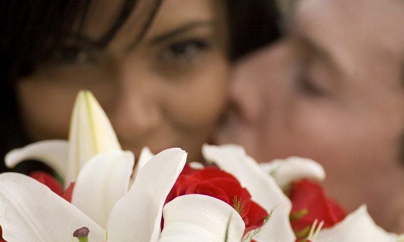 Обои цветы, любовь, поцелуй, flowers, love, kiss разрешение 1920x1200 Загрузить