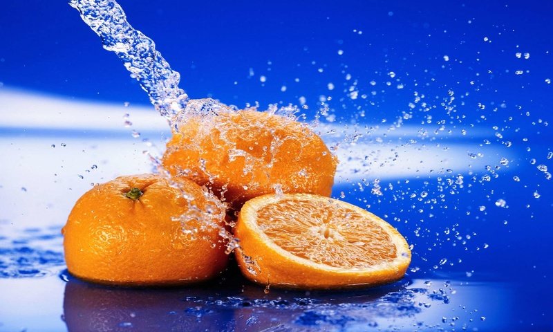 Обои вода, капли, фрукты, апельсины, брызги, синий фон, цитрусы, water, drops, fruit, oranges, squirt, blue background, citrus разрешение 1920x1200 Загрузить