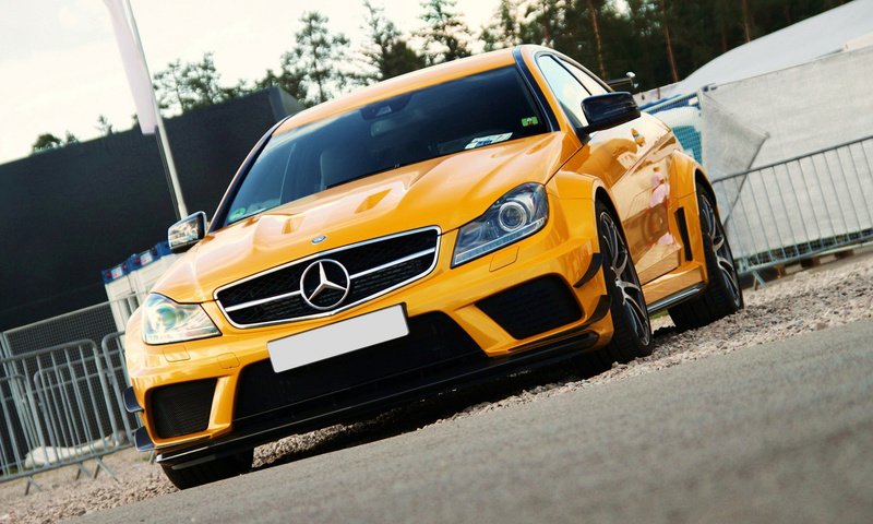 Обои желтый, тюнинг, c63, black series, амг, мерс, бенц, yellow, tuning, amg, mercedes, benz разрешение 1920x1200 Загрузить