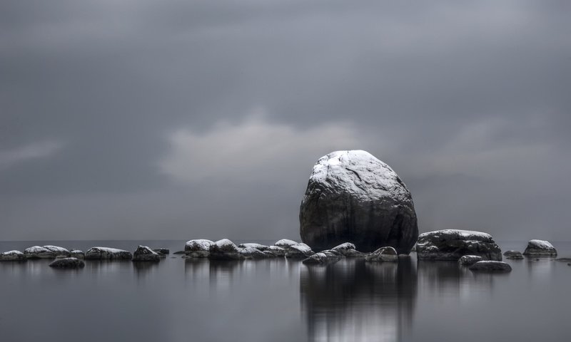 Обои камни, море, серый, stones, sea, grey разрешение 2880x1800 Загрузить