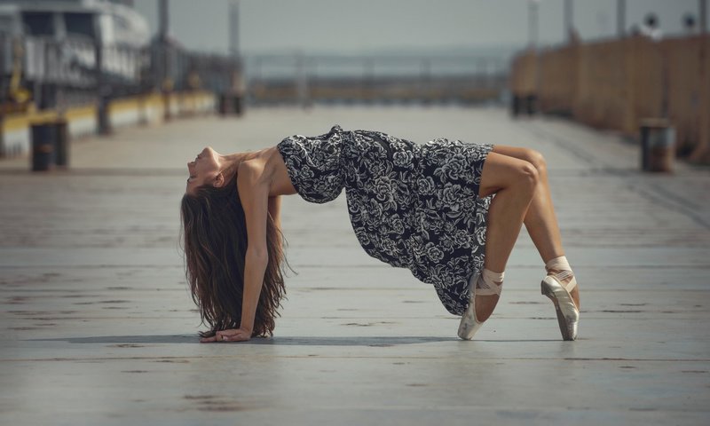 Обои платье, город, танец, грация, балерина, пуанты, dress, the city, dance, grace, ballerina, pointe shoes разрешение 2048x1365 Загрузить