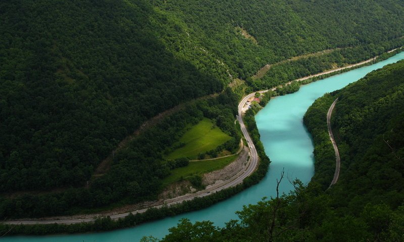 Обои дорога, река, горы, зелень, изгиб, красота., река соча, road, river, mountains, greens, bending, beauty., the soča river разрешение 1920x1200 Загрузить