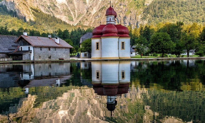 Обои озеро, германия, бавария, st bartholomae, кёнигсзе, церковь святого варфоломея, храм православный, баварии, lake, germany, bayern, königssee, the church of st. bartholomew, the orthodox church, bavaria разрешение 2048x1280 Загрузить