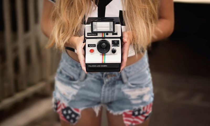 Обои руки, камера, шорты, polaroid, hands, camera, shorts разрешение 1920x1200 Загрузить