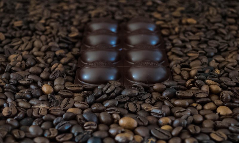 Обои шоколад, кофейные зерна, chocolate, coffee beans разрешение 2142x1090 Загрузить