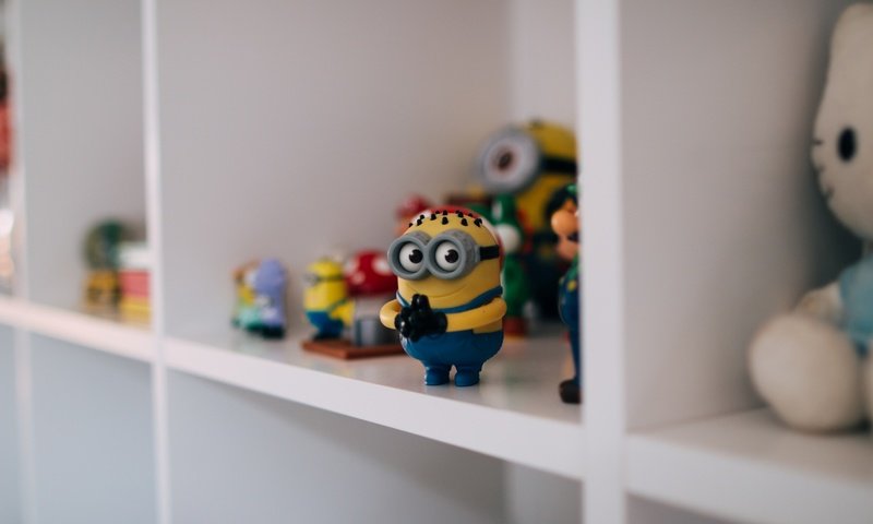 Обои глаза, желтый, очки, игрушки, миньон, полка, eyes, yellow, glasses, toys, minion, shelf разрешение 1920x1280 Загрузить