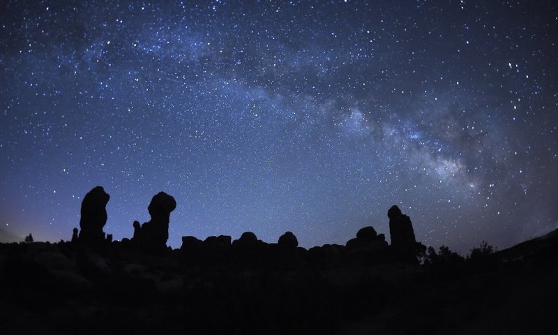 Обои небо, ночь, звезды, млечный путь, национальный парк арки, the sky, night, stars, the milky way, arches national park разрешение 2048x1350 Загрузить