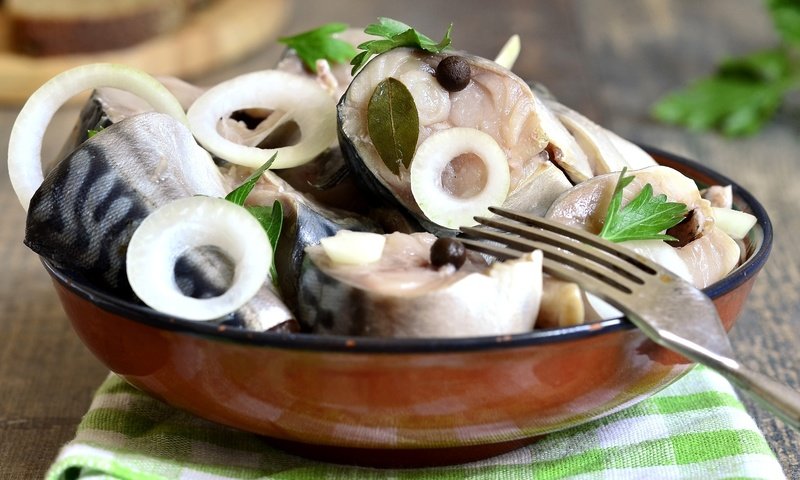 Обои лук, рыба, перец, селёдка, петрушка, скумбрия, bow, fish, pepper, herring, parsley, mackerel разрешение 1920x1230 Загрузить