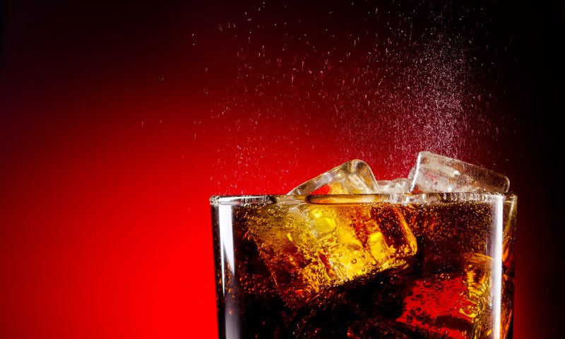 Обои напиток, лёд, пузырьки, красный фон, кока-кола, drink, ice, bubbles, red background, coca-cola разрешение 3840x2400 Загрузить