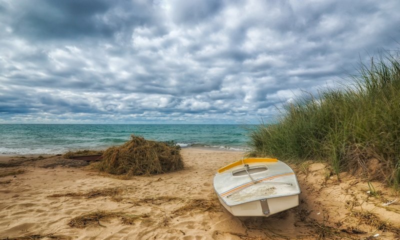 Обои небо, облака, море, песок, пляж, лодка, океан, катер, океана, ocean, the sky, clouds, sea, sand, beach, boat, the ocean разрешение 2880x1905 Загрузить