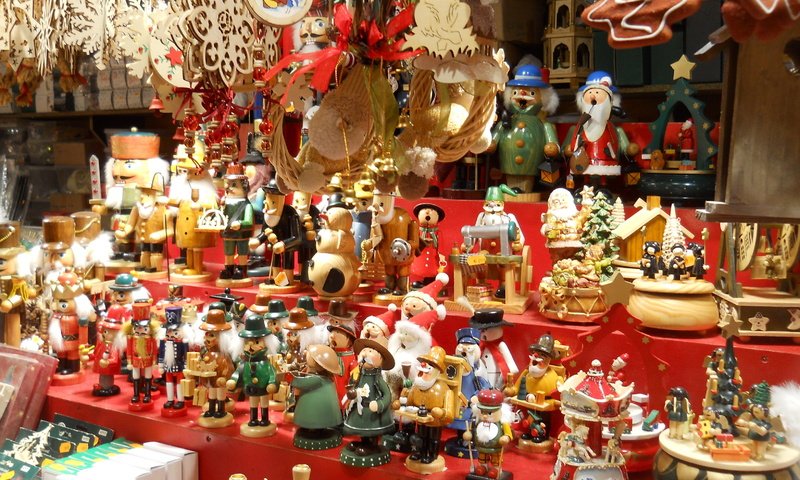 Обои новый год, коробки, снежинки, встреча нового года, рождественская, подарки, пряники, игрушки, игрушками, щелкунчики, праздник, подсвечники, снеговики, карусели, лавка, санта клаус, new year, box, snowflakes, christmas, gifts, gingerbread, toys, nutcrackers, holiday, candlesticks, snowmen, the carousel, shop, santa claus разрешение 3264x2448 Загрузить