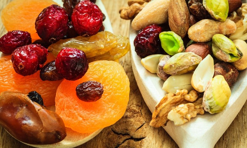 Обои орехи, фрукты, ягоды, фисташки, грецкие орехи, сухофрукты, nuts, fruit, berries, pistachios, walnuts, dried fruits разрешение 2880x1920 Загрузить