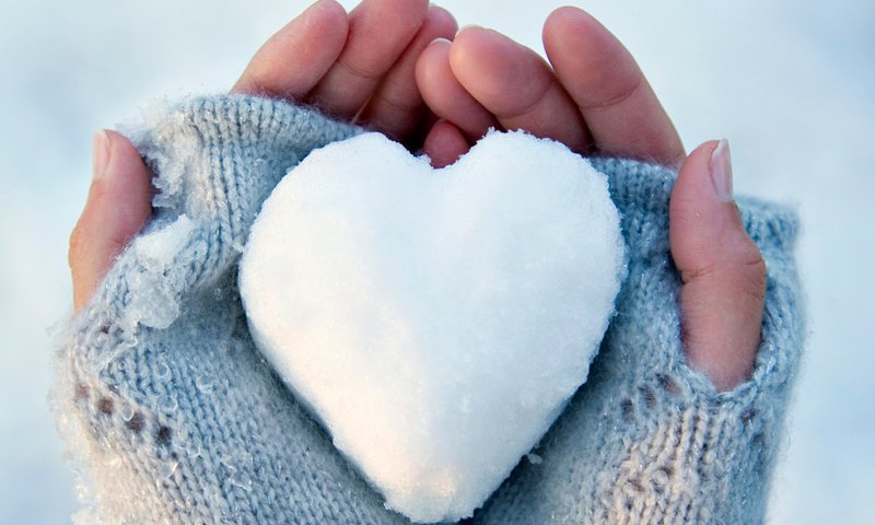 Обои снег, сердце, любовь, руки, перчатки, snow, heart, love, hands, gloves разрешение 2200x1100 Загрузить