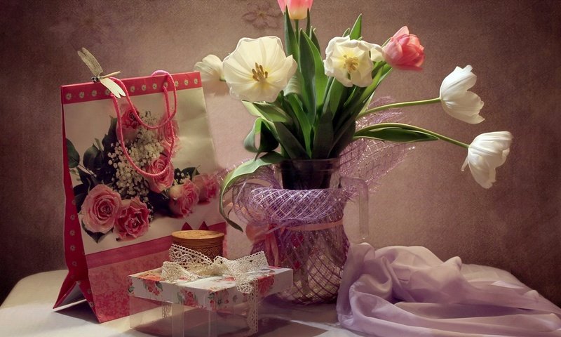Обои розы, букет, тюльпаны, коробочка, roses, bouquet, tulips, box разрешение 1920x1357 Загрузить