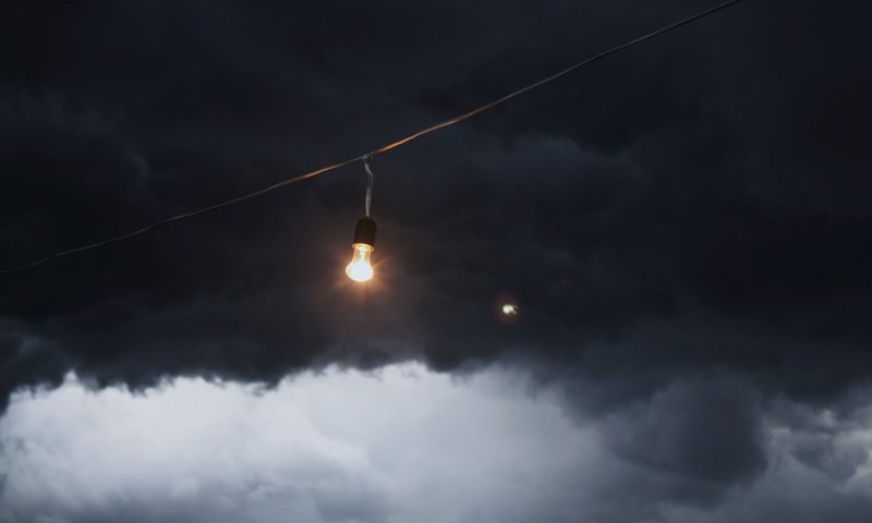 Обои тучи, лампочка, провод, clouds, light bulb, wire разрешение 2560x1600 Загрузить