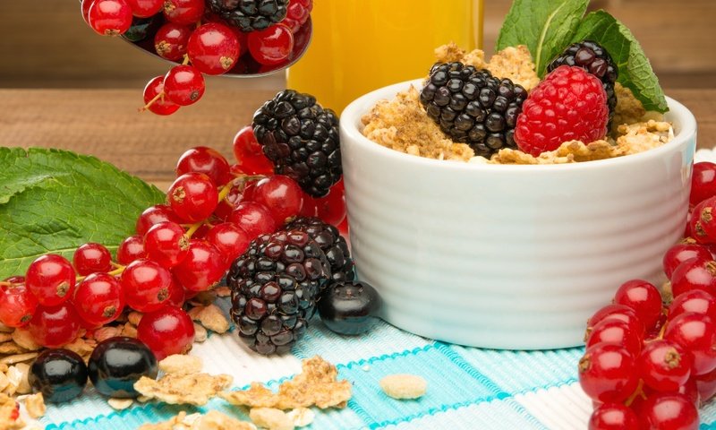 Обои ягоды, лесные ягоды, завтрак, хлопья, мюсли, парное, berries, breakfast, cereal, muesli, fresh разрешение 4859x4110 Загрузить