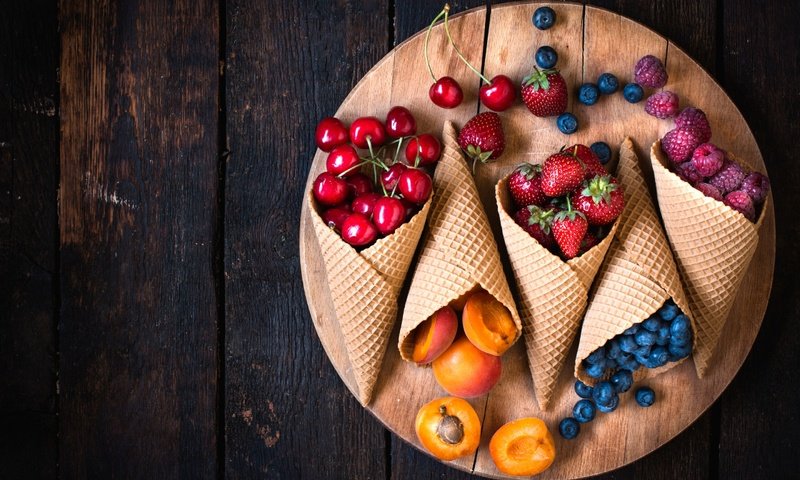 Обои малина, парное, клубника, черешня, абрикос, ягоды, лесные ягоды, черника, рожок, вафли, waffles, raspberry, fresh, strawberry, cherry, apricot, berries, blueberries, horn разрешение 2880x1920 Загрузить