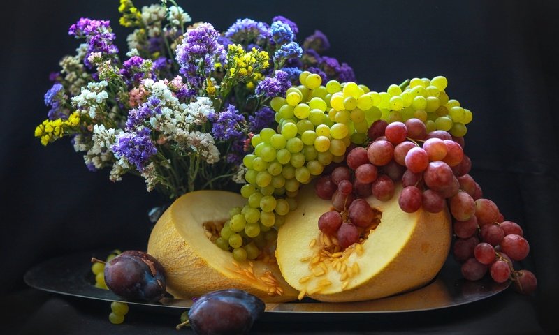 Обои цветы, виноград, фрукты, букет, натюрморт, сливы, дыня, flowers, grapes, fruit, bouquet, still life, plum, melon разрешение 2400x1535 Загрузить