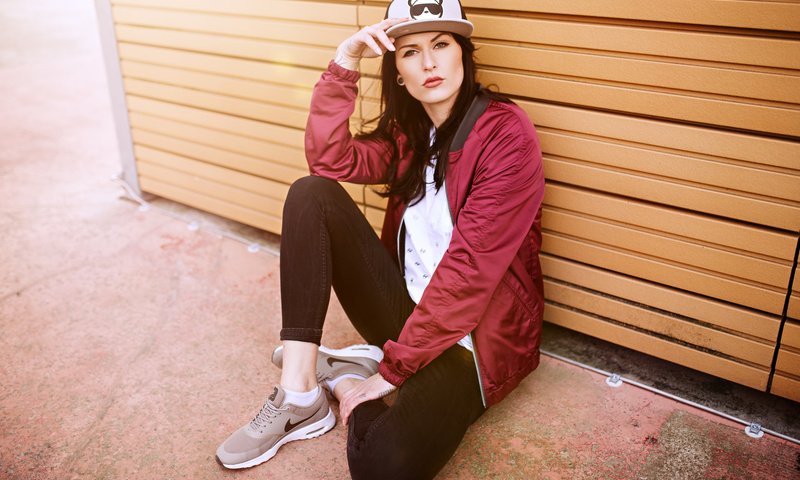 Обои фон, модель, джинсы, лицо, кепка, куртка, кроссовки, kiki, background, model, jeans, face, cap, jacket, sneakers разрешение 2048x1365 Загрузить