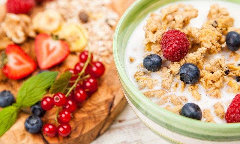 Обои клубника, ягоды, завтрак, молоко, мюсли, свежие ягоды, молока, strawberry, berries, breakfast, milk, muesli, fresh berries разрешение 5616x3744 Загрузить