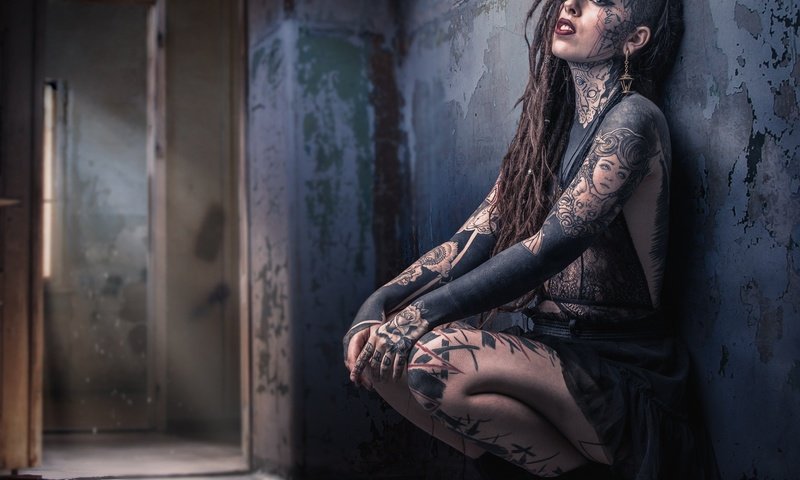 Обои девушка, модель, тату, длинные волосы, thomas kilian, girl, model, tattoo, long hair разрешение 2048x1919 Загрузить