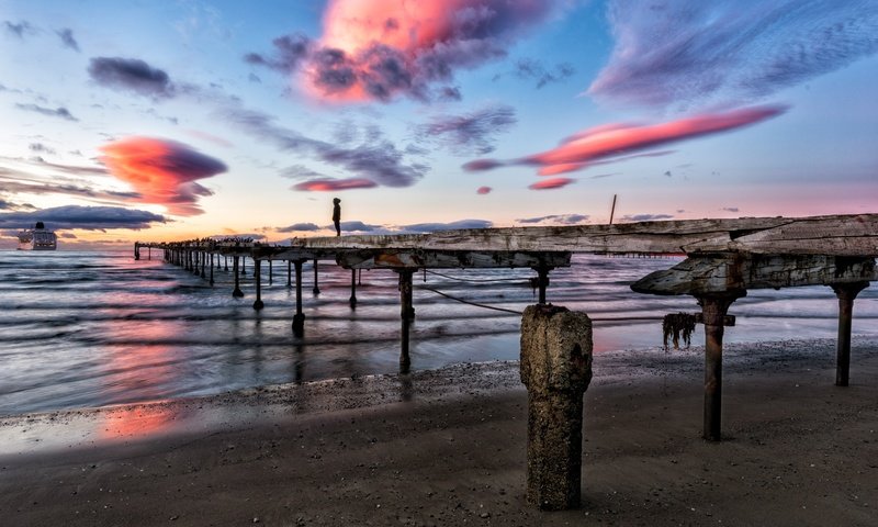 Обои небо, облака, закат, море, мост, корабль, причал, the sky, clouds, sunset, sea, bridge, ship, pier разрешение 2048x1367 Загрузить