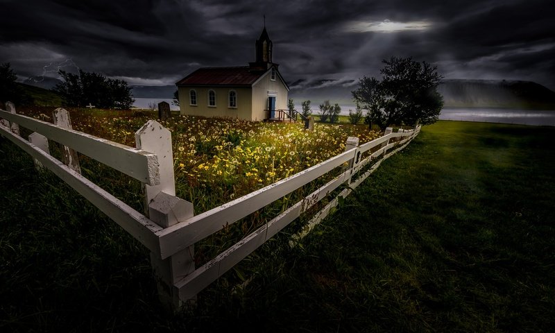 Обои ночь, забор, церковь, night, the fence, church разрешение 2048x1152 Загрузить