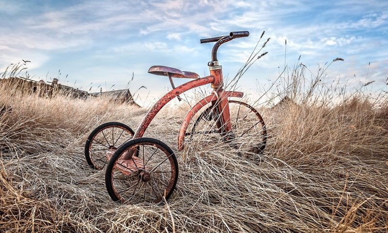 Обои небо, трава, облака, фон, велосипед, the sky, grass, clouds, background, bike разрешение 2048x1365 Загрузить