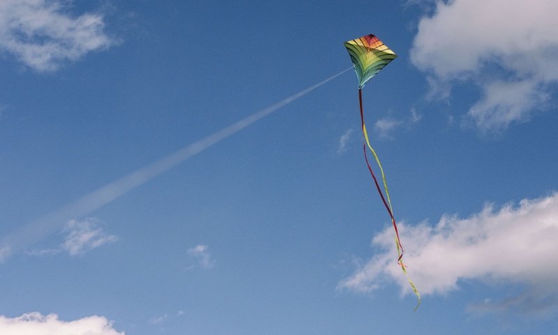 Обои небо, облака, воздушный змей, свобода, летучий змей, the sky, clouds, kite, freedom, flying snakes разрешение 2560x1920 Загрузить