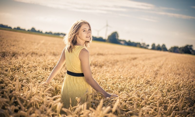 Обои девушка, поза, взгляд, лицо, желтое платье, пшеничное поле, girl, pose, look, face, yellow dress, wheat field разрешение 2048x1365 Загрузить