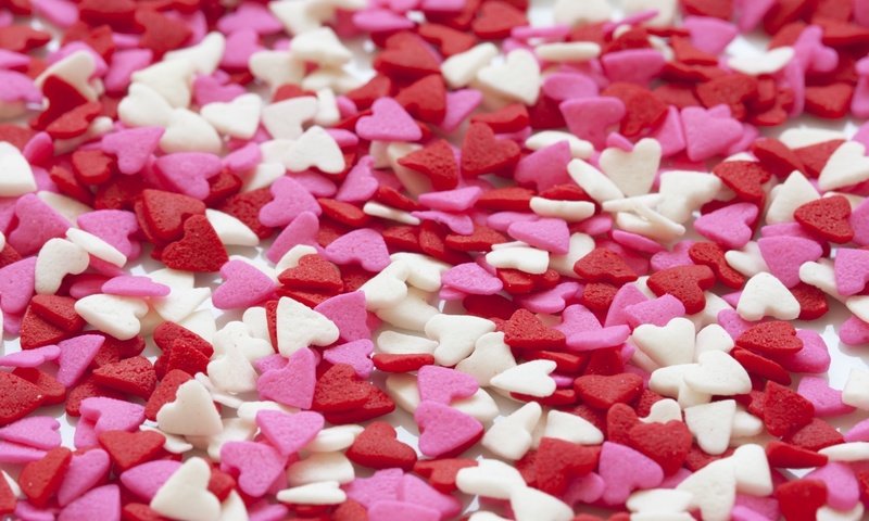 Обои сердечко, красные, сердце, розовые, белые, сердечки, сладкое, посыпка, heart, red, pink, white, hearts, sweet, topping разрешение 1920x1280 Загрузить