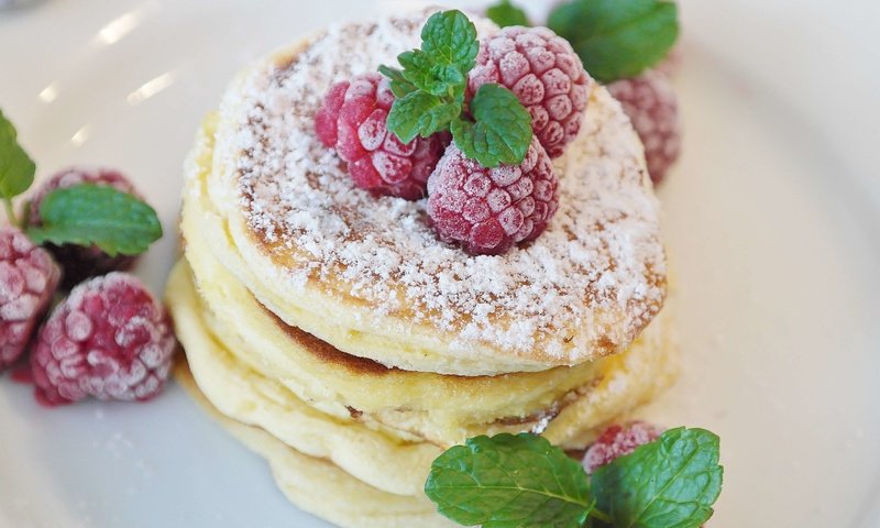 Обои мята, малина, ягоды, сахарная пудра, блины, оладьи, mint, raspberry, berries, powdered sugar, pancakes разрешение 4853x3071 Загрузить