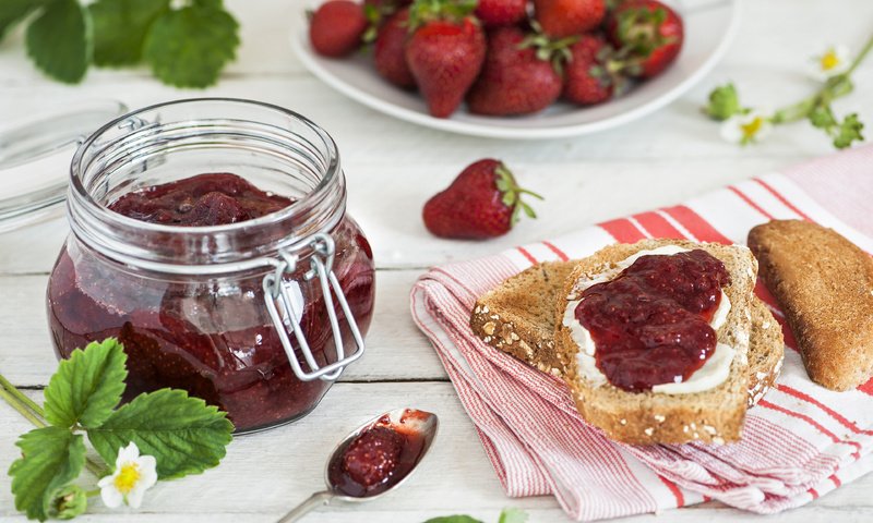 Обои клубника, бутерброд, джем, хлеб, ягоды, баночка, варенье, strawberry, sandwich, jam, bread, berries, jar разрешение 3840x2400 Загрузить