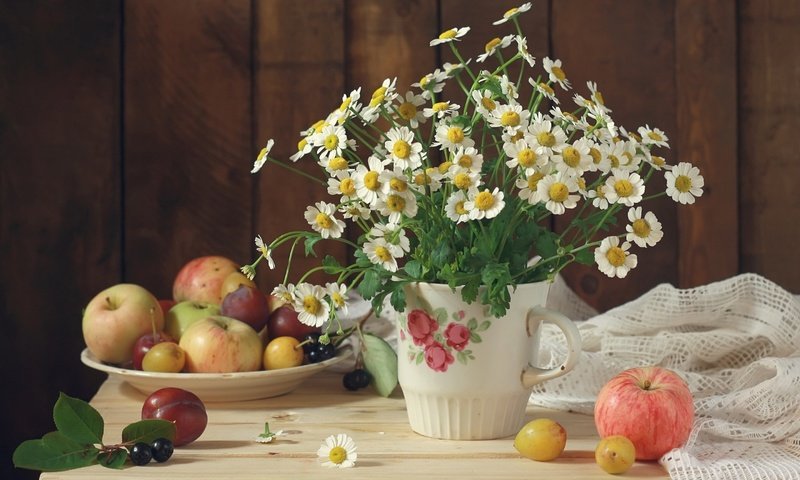 Обои цветы, фрукты, яблоки, ромашки, букет, натюрморт, сливы, flowers, fruit, apples, chamomile, bouquet, still life, plum разрешение 2880x1800 Загрузить