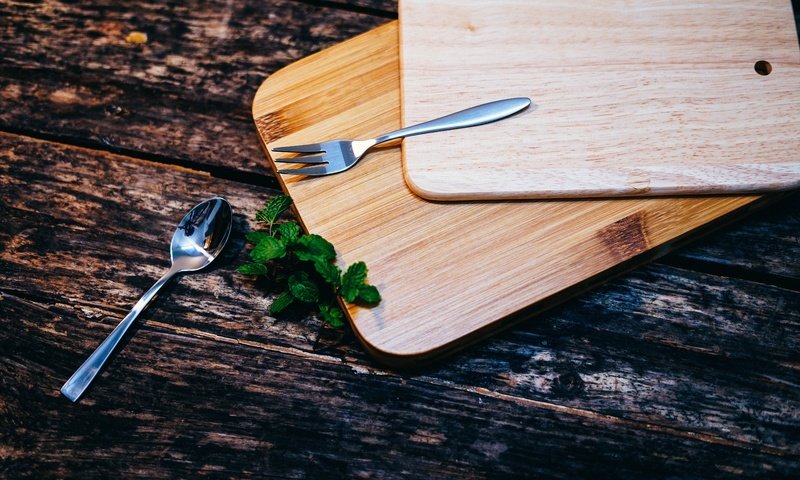 Обои мята, вилка, овощи, ложка, разделочная доска, mint, plug, vegetables, spoon, cutting board разрешение 6000x4000 Загрузить