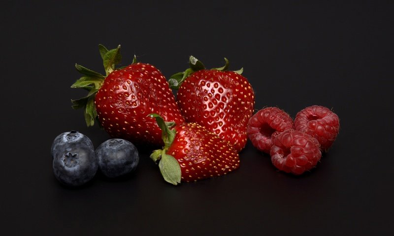 Обои малина, клубника, черный фон, ягоды, черника, raspberry, strawberry, black background, berries, blueberries разрешение 6000x4000 Загрузить