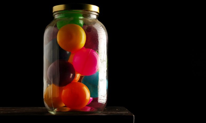 Обои макро, фон, цвет, шарики, черный фон, банка, xavier j. peg, macro, background, color, balls, black background, bank разрешение 2048x1360 Загрузить