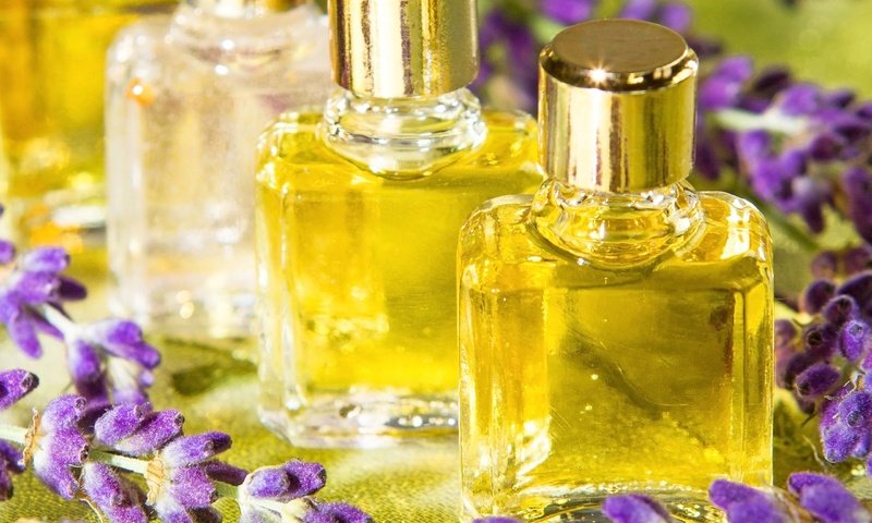 Обои цветы, лаванда, масло, флаконы, аромат, духи, flowers, lavender, oil, bottles, aroma, perfume разрешение 2560x1600 Загрузить