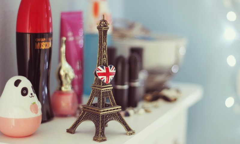 Обои обои, фон, статуэтка, эйфелева башня, настроения., wallpaper, background, figurine, eiffel tower, mood. разрешение 2560x1600 Загрузить