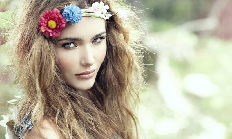 Обои цветы, девушка, портрет, взгляд, волосы, лицо, венок, flowers, girl, portrait, look, hair, face, wreath разрешение 1920x1080 Загрузить