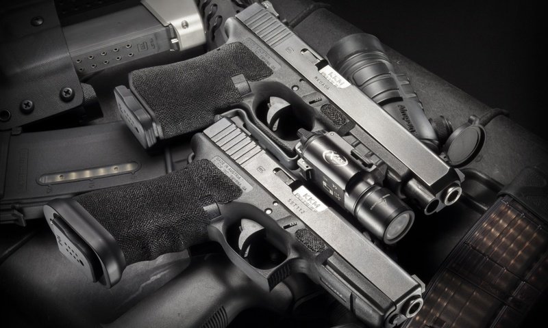 Обои оружие, пистолет, чёрно-белое, пистолеты, weapons, gun, black and white, guns разрешение 1920x1200 Загрузить